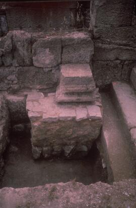 Galerie ouest. Base de pilastre au pied de l'escalier.