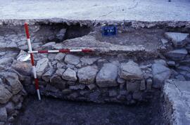 Salle D. Sol d'opus mur de pisé et mur de pierres.