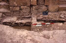 Galerie ouest Sondage G1. Canalisations et muret de séparation.