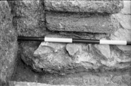 S. Ouest/S. 2 entre les bases de l'arc et devant de la base nord.