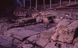 Monument à abside centre.