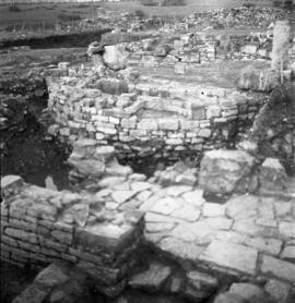 F18 galerie du cardo au niveau des fondations de la piscine des thermes.