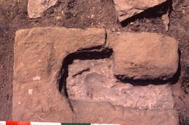 Édifice aux deux escaliers.