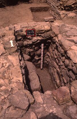 Place Sud. Basilique. Podium W/S. II.