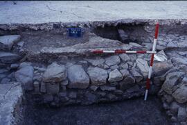 Salle D. Sol d'opus supérieur mur de pisé et mur de pierres.