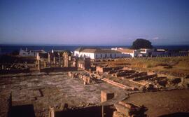 Forum (moitié Est)/Moitié est du forum avec boutiques, place basilique (vue du nord).
