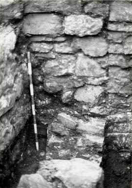 Belo oct. 1979. D 12. Mur NS nif./Est. Vue du Sud vers le Nord.