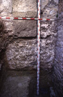 Terrasse Forum (S. T2)/Sondage T2 mur est de l'escalier ouest d'accès aux temples. Vue de l'est.