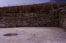 Salle D. Trous dans le mur ouest.