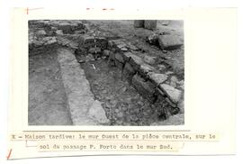 X.- Maison tardive : le mur Ouest de la pièce centrale, sur le sol du passage P. Porte dans le mu...