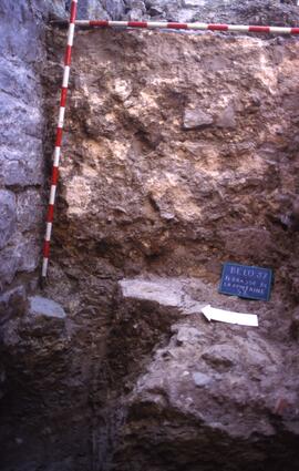 Terrasse Forum (S. T2)/Sondage T2. Angle nord-est du sondage avec remblai et niveau occupation. V...