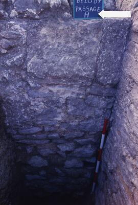 Passage H Sondage H1 (angle S-E). Mur entre escalier et bâtiment F séparant galerie et passage.