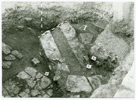 Secteur II/C1/Restos del templo Augusteo abajo del suelo de la basílica (capa IV: suelo de la bas...