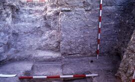 Terrasse Forum (S. T3)/Podium (T3). Base ouest du podium et escalier.