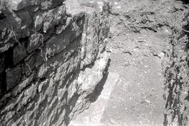 Temple F. G. Côté ouest de la place dallée Temple F. G. et arc.