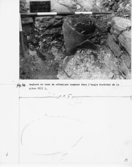 Fig. 19 : Amphore et vase de céramique commune dans l'angle Nord-Est de la pièce VIII 1.