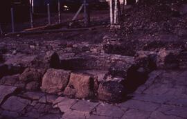 Monument à abside centre.