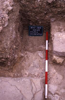 Galerie Ouest Sondage arc G3. Stratigraphie sous le sol d'opus. Vue de l'est.