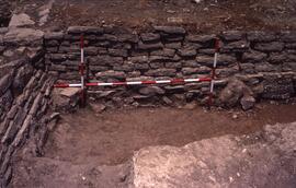 Secteur III/Angle SW salle VIII 1 rue fondations murs S et W.