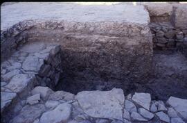 Salle D. Stratigraphie de l'angle N-E vue de l'ouest.