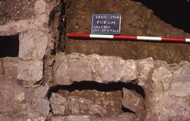 Galerie ouest. Canalisations et muret de séparation.