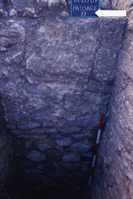 Passage H Sondage H1 (angle S-E). Face ouest. Partie du mur ouest de la galerie entre l'escalier ...