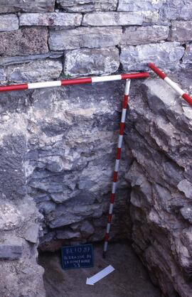 Terrasse Forum (S. T1)/Sondage angle NE (T1). Mur escalier est et fondation petit escalier.