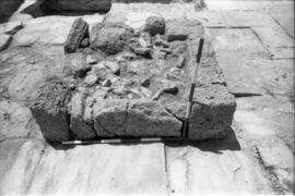 Forum/piédestral face au temple E.