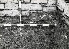 Belo oct. 1979. D 13 angle NO de la pièce V = enduit peint noir in sites et tombé.