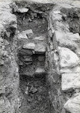 Belo oct. 1979. D 12. Vue de l'Ouest vers l'Est. Déports des 2 murs superposés vers le Nord.