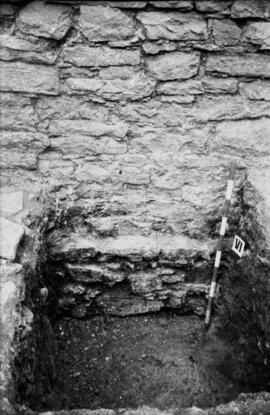 S. II/Sondage dans maison. Pièce à sol de tegulae.