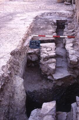 Galerie ouest G1. Canalisations devant l'escalier du passage H.