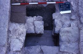 Galerie Ouest Sondage G2. Canalisation devant escalier des temples.