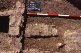 Galerie ouest. Canalisations et muret de séparation.