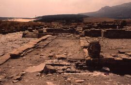 Édifice aux deux escaliers.