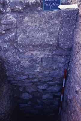 Passage H Sondage H1 (angle S-E). Mur entre escalier et bâtiment F séparant galerie du passage. F...