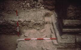 Galerie Ouest/Sondage autour de la base nord de l'arc/Sol de pierres et de terre au niveau de la ...