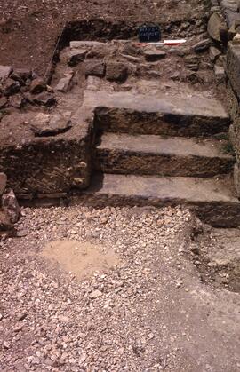 Bâtiment F. Sondage F1. Sondage F1 sous escalier N-E.