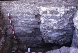Terrasse Forum (S. T1)/Terrasse forum sondage angle NE (T1). Mur de soutènement de l'esplanade de...