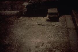 Galerie ouest. Base de pilastre au pied de l'escalier d'accès aux temples.