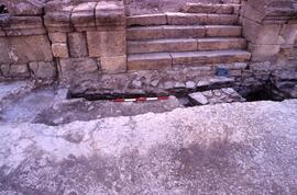 Galerie ouest Sondage G1. Canalisations devant escalier du passage H.