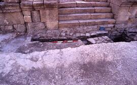 Galerie ouest Sondage G1. Canalisations devant escalier du passage H.