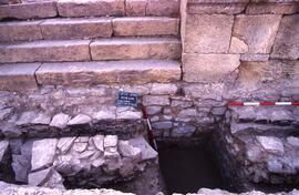 Galerie ouest Sondage G1. Sondage devant escalier du passage.