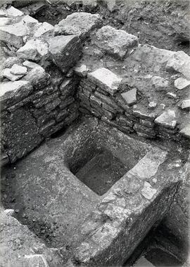 Belo oct. 1979. C 11 pièce NE. Cuve b et partiellement c. Vue du NE vers le SO.