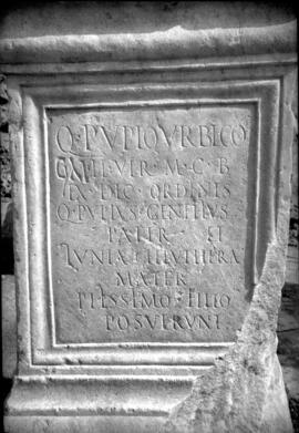 Forum. L'autel de Q. Pupius Urbieus.