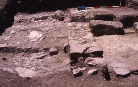 Passage H (H3). Passage et maison. Vue de l'est.