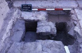 Galerie Ouest Sondage G2. Canalisation devant escalier des temples.