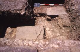 Galerie Ouest Sondage arc G3. Fouille sous le sol d'opus de la galerie. Vue de l'est.