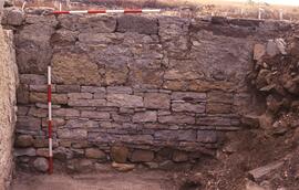 Grande maison du SE. Pièce IV. Mur nord avec trace de sol ancien.