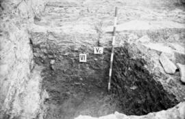 S. II/Sondage dans maison. Pièce à sol de tegulae.